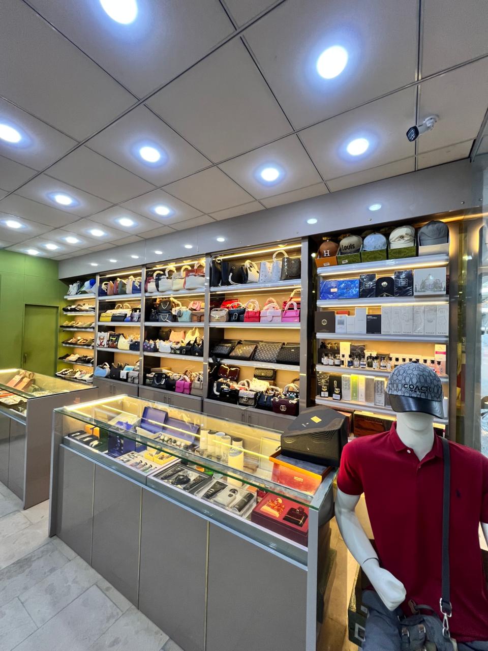 Eleganza Boutique Display